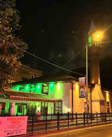 Demokrasi şehitleri için camilerden sela sesleri yükseldi