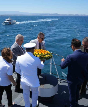 Deniz şehitlerinin anısına Sahil Güvenlik hücumbotu ile denize çelenk bırakıldı