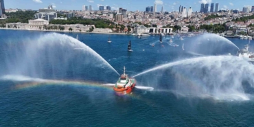 Denizcilik ve Kabotaj Bayramı’nda İstanbul Boğazı’nda dev Türk bayrağı açıldı
