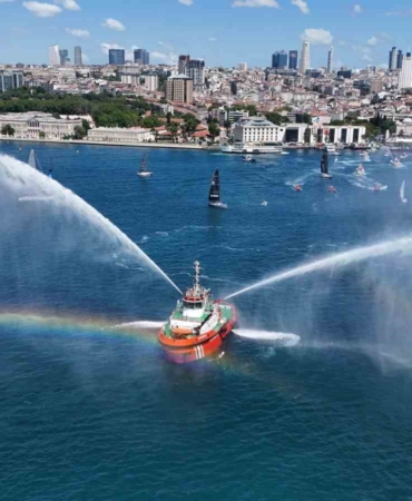 Denizcilik ve Kabotaj Bayramı’nda İstanbul Boğazı’nda dev Türk bayrağı açıldı