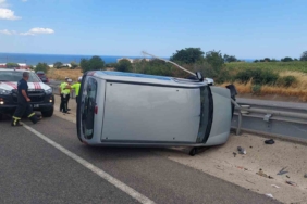 Devrilen araçtan burnu bile kanamadan çıktılar