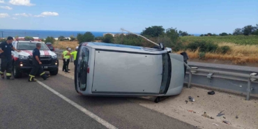 Devrilen araçtan burnu bile kanamadan çıktılar