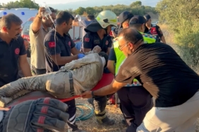 Devrilen kamyonette sıkışan 2 kişiyi itfaiye kurtardı