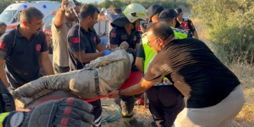 Devrilen kamyonette sıkışan 2 kişiyi itfaiye kurtardı