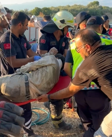 Devrilen kamyonette sıkışan 2 kişiyi itfaiye kurtardı