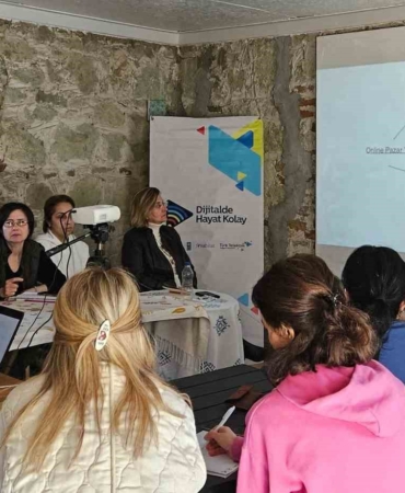 Dijitalde Hayat Kolay projesi ile deprem bölgesindeki kadınlar dijital dünyaya hazırlıyor