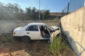 Direksiyon hakimiyetini kaybeden şoför duvara çarptı