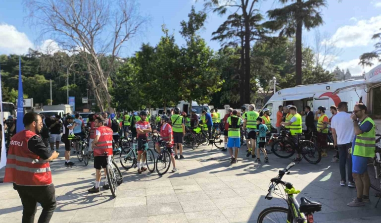 Dolmabahçe’den 15 Temmuz Şehitler Anıtı’na Gazze için pedal çevirdiler