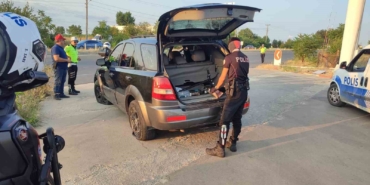 "Dur" ihtarına uymayarak kaçan cip lastiklerine ateş edilerek durduruldu