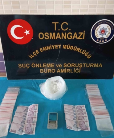 Dur ihtarına uymayıp polisten kaçtı, araca çarparak devrilen motosikletten uyuşturucu çıktı