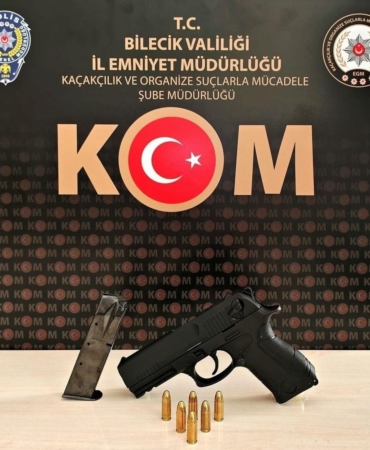 Durdurulan araçta silah çıktı