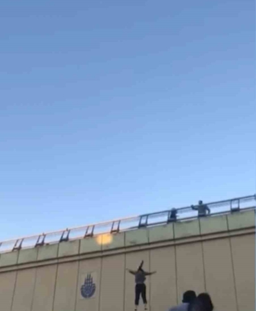 E-5 Karayolu’nda dehşet anları, genç kız koşarak aşağıya atladı, vatandaşlar çığlık çığlığa kaldı