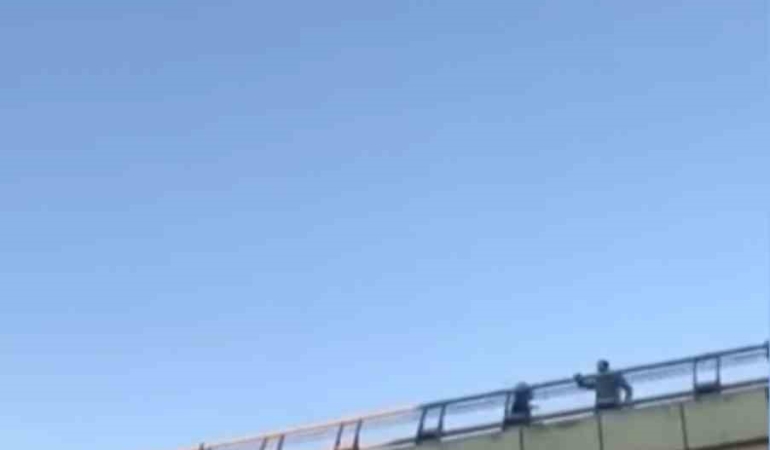 E-5 Karayolu’nda dehşet anları, genç kız koşarak aşağıya atladı, vatandaşlar çığlık çığlığa kaldı