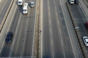 E-5 karayolunda her gün kilometrelerce yürüyen adam merak uyandırdı