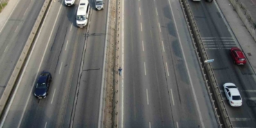 E-5 karayolunda her gün kilometrelerce yürüyen adam merak uyandırdı