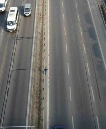 E-5 karayolunda her gün kilometrelerce yürüyen adam merak uyandırdı