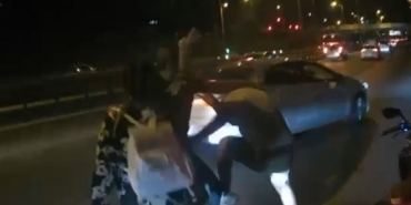 E-5 Karayolu’nda sürücü dehşeti: Önce saldırdı ardından aracına binip motosikletlileri ezmeye çalıştı