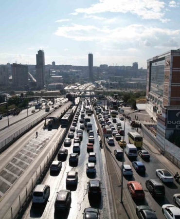 E-5 karayolunda yağmur sonrası 15 araçlı kaza