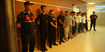 Edirne’de Bulgaristan’ın yalın ayak geri ittiği göçmenleri Jandarma kucakladı