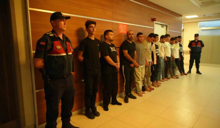 Edirne’de Bulgaristan’ın yalın ayak geri ittiği göçmenleri Jandarma kucakladı