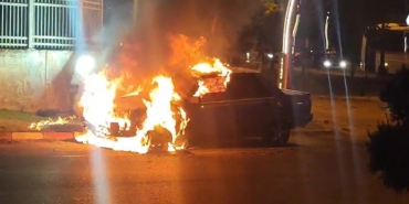 Edirne’de ehliyetsiz alkollü sürücünün otomobili alev alev yandı