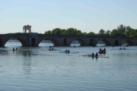 Edirne’deki Meriç Nehri’nde ilk resmi kürek yarışları başladı