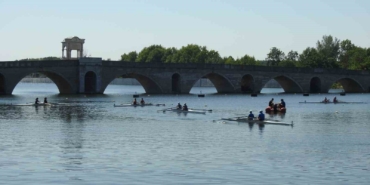 Edirne’deki Meriç Nehri’nde ilk resmi kürek yarışları başladı