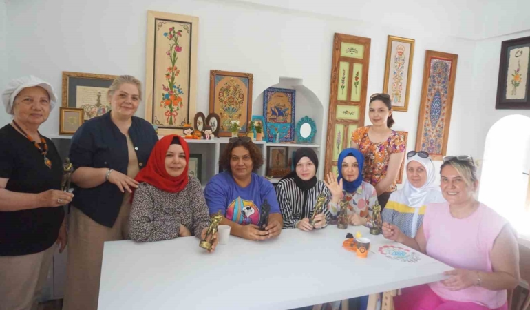 Edirneli kadınlar efsane yağlı güreşçilerin biblolarını satışa sundu