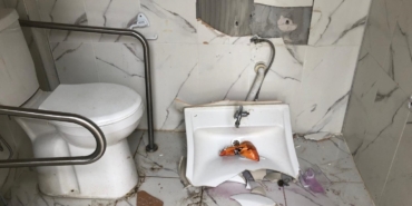 Engelli vatandaşların kullanımındaki lavaboları kırdılar