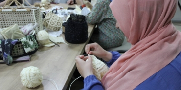 Engelsiz yaz kurslarına katılan annelerine çanta dikim eğitimi verildi