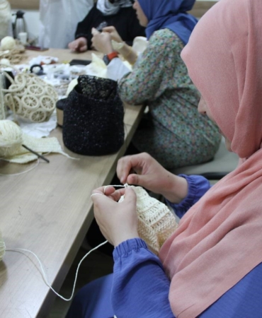 Engelsiz yaz kurslarına katılan annelerine çanta dikim eğitimi verildi