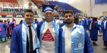 Erdek’te okuyan Türkiye’nin en yaşlı üniversite öğrencisi mezun oldu