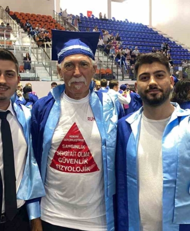 Erdek’te okuyan Türkiye’nin en yaşlı üniversite öğrencisi mezun oldu