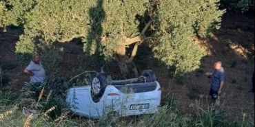 Erdek’te yoldan çıkan araç şarampole uçtu