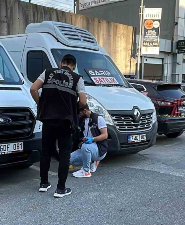 Esenler’de bir şahıs yüksek sesle müzik dinleyenleri uyardı: Kurşunların hedefi oldu