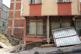 Esenler’de çatlaklar nedeniyle boşaltılan binanın son iki katının kaçak olduğu ortaya çıktı