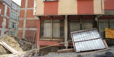 Esenler’de çatlaklar nedeniyle boşaltılan binanın son iki katının kaçak olduğu ortaya çıktı