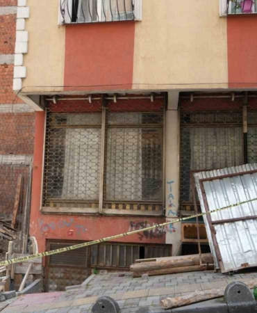 Esenler’de oluşan çatlaklar nedeniyle boşaltılan 6 katlı bina havadan görüntülendi