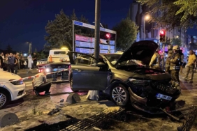 Esenler’de otomobil sürücüsü önce minibüse, ardından yayaya çarptı