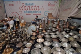 Esenler’deki Avas Antika Pazarı meraklılarını bekliyor