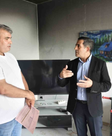 Esenyurt Belediye Başkanı Özer, evinde yangın çıkan ailenin çağrısını cevapsız bırakmadı