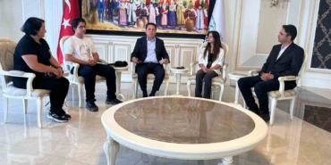 Esenyurt Belediye Başkanı Prof. Dr. Ahmet Özer, LGS’de başarılı olan Daşdemir kardeşleri makamında ağırladı