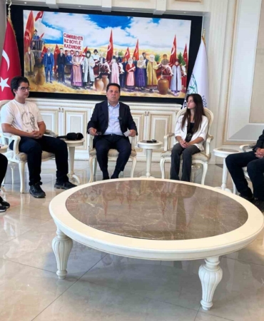 Esenyurt Belediye Başkanı Prof. Dr. Ahmet Özer, LGS’de başarılı olan Daşdemir kardeşleri makamında ağırladı