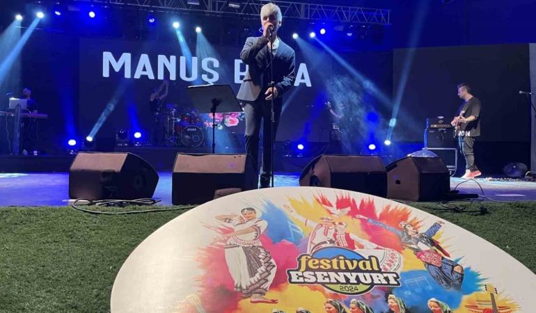 Esenyurtlular Manuş Baba konseriyle doyasıya eğlendi