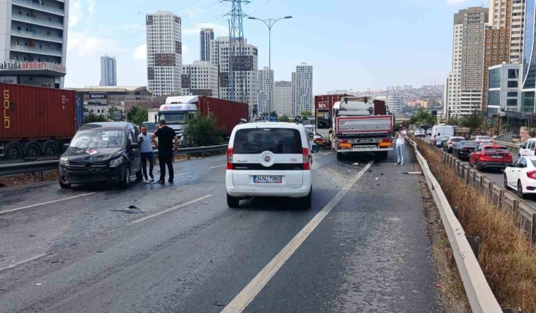 Esenyurt’ta 15 aracın karıştığı zincirleme kaza