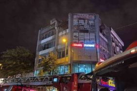 Esenyurt’ta 4 katlı binada korkutan yangın kamerada