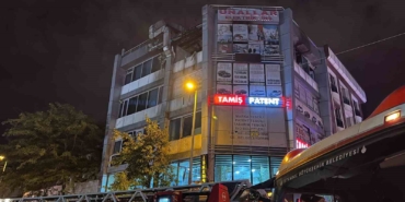 Esenyurt’ta 4 katlı binada korkutan yangın kamerada