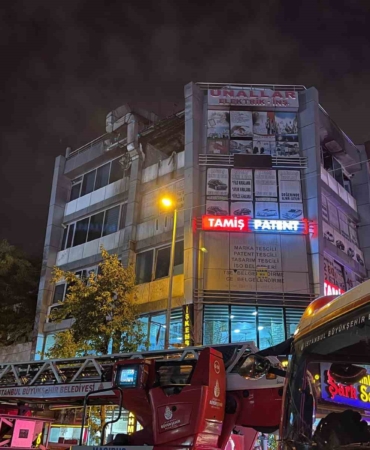 Esenyurt’ta 4 katlı binada korkutan yangın kamerada