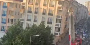 Esenyurt’ta 5 katlı binanın çatısı alev alev yandı