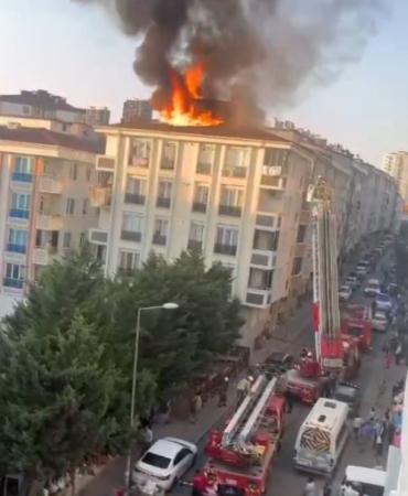 Esenyurt’ta 5 katlı binanın çatısı alev alev yandı